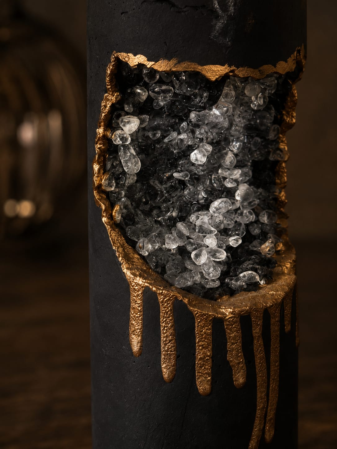 Luxuriöse schwarze Geode-Kerze mit Kristallen Schwarze Geode Sojawachs Kerze mit Kristallen und goldener Dekoration Nahaufnahme handgemacht