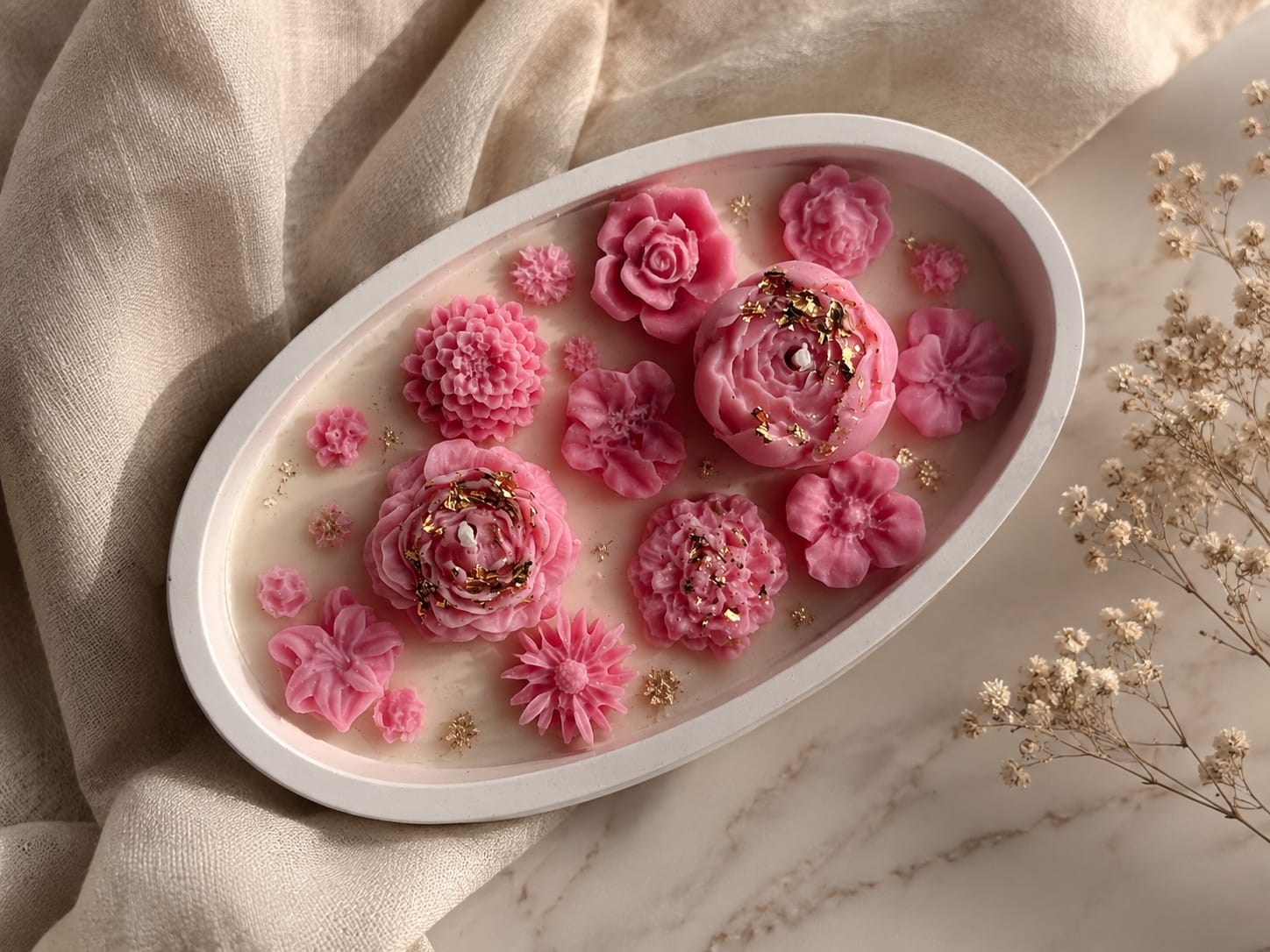 Rosa Blumekerze im handgefertigten Gipsgefäß Handgemachte rosa Blumekerze aus Sojawachs im weißen Gipsgefäß mit Goldflocken