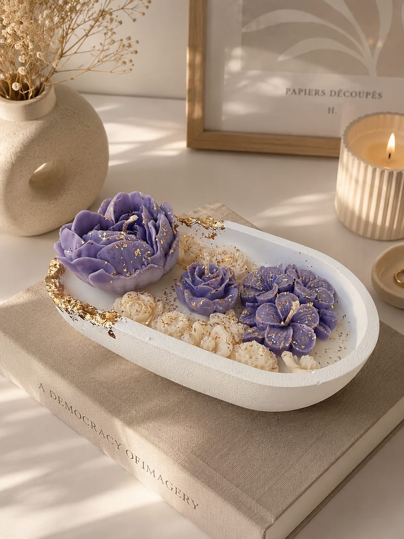 Dekorative Blumkerze aus Olivenwachs mit lila Rosen und goldenen Details im warmen Interior