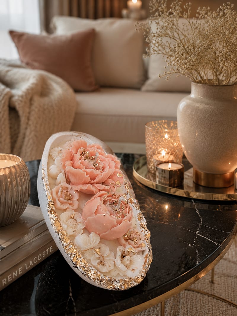 Handgefertigtes Gips-Kerzengefäß mit Olivenwachs, Sojawachs-Blumen und goldenem Dekor in zarten Rosa- und Cremetönen, duftfreie Dekokerze.