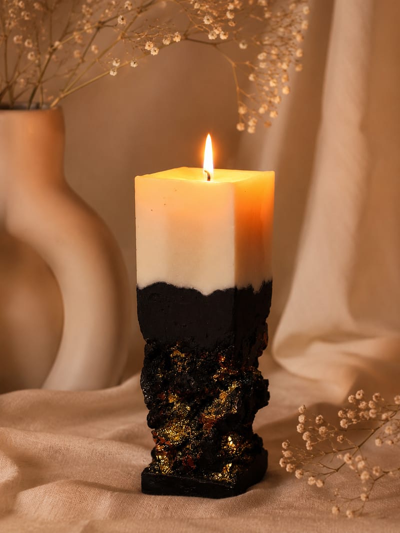 Kerzen Schwarze handgefertigte Betonkerze mit Blattgold-Akzenten und Duft nach Himalaya-Salz & Mandarine.