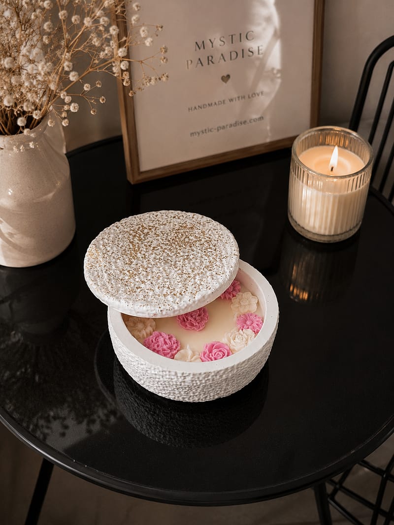 Luxus Duftkerze mit rosa Blumen aus Olivenwachs im minimalistischen Interior