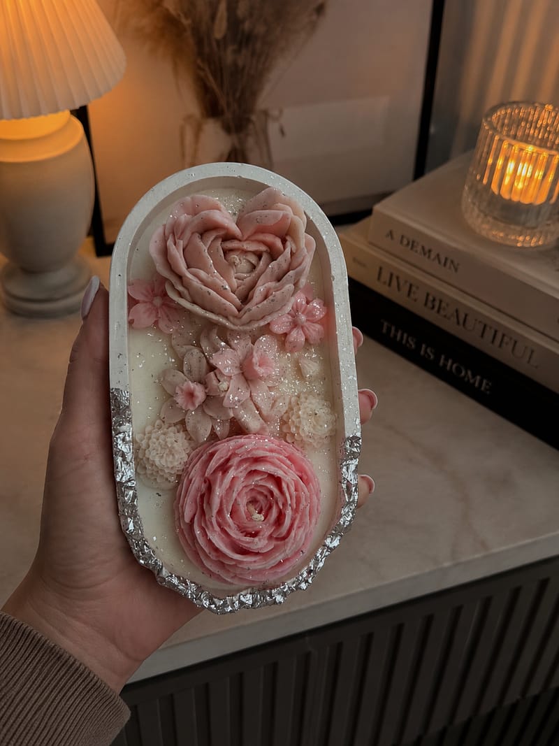 Handgemachte Olivenwachs Kerze mit Sojawachs Blumen im Gipsgefäß in modernem Interior