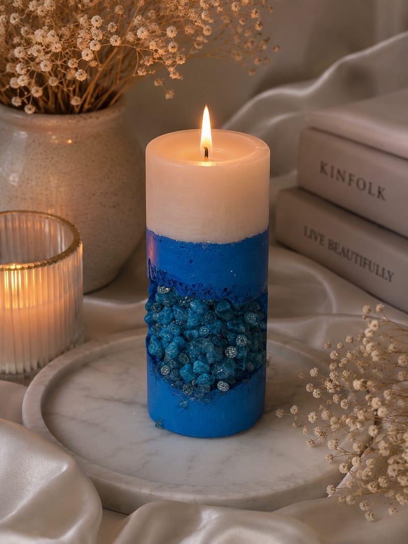 Kerzen Brennende blaue Geodenkerze mit Kristallen in gemütlichem Interior