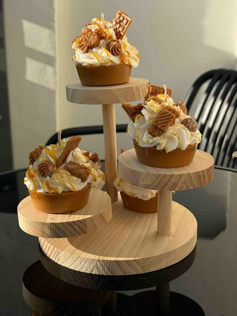 Kerzen luxury dessertkerze karamell haselnuss – schoko cupcake kerze | handgemacht aus oliven & sojawachs
