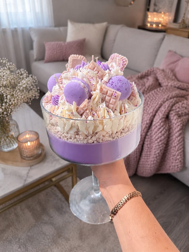 home Handmade Lavendel Kohle Dessertkerze mit lila Macarons und Schokolade aus Sojawachs
