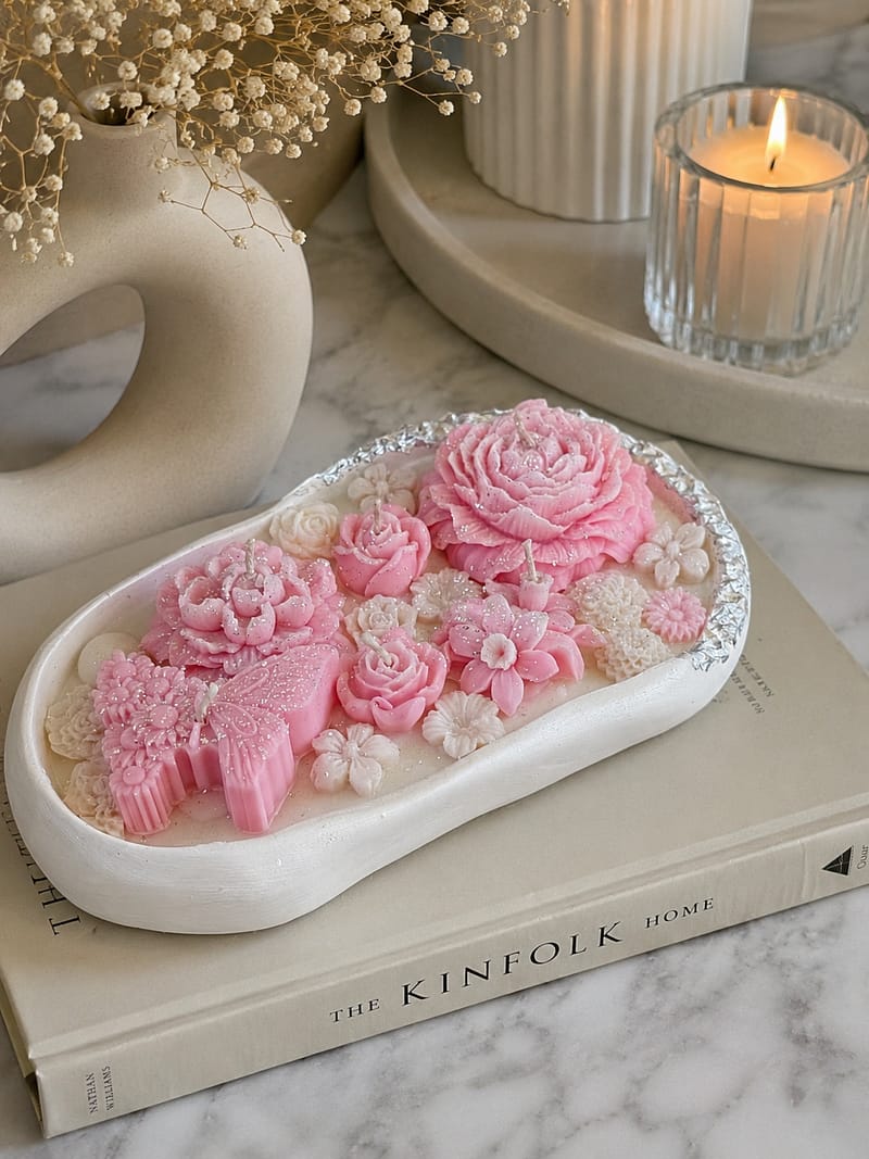 Luxuriöse Gips Kerze mit Sojawachsblumen und rosa Schmetterling im handgefertigten Dekogefäß