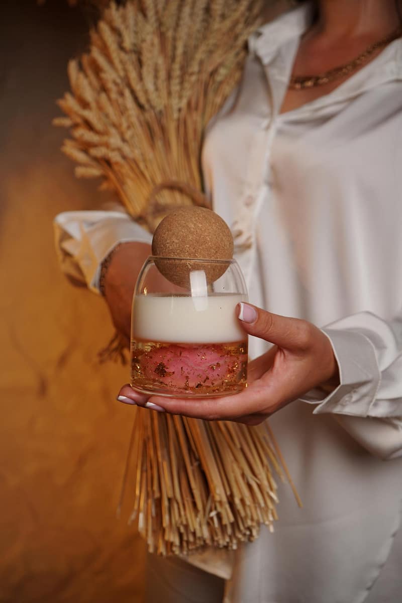 home Sojawachs Kerze mit Gelwachs und Bambusdeckel im Glas – handgemachte rosa Blume mit goldener Blattfolie
